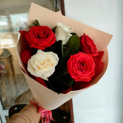 Букет из 5 красных и белых роз